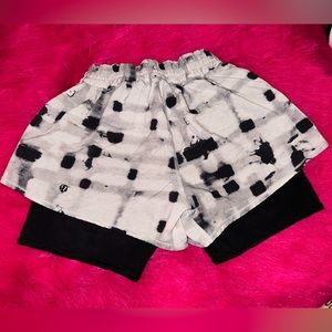 Lululemon Hot to Street Shorts Sz 2